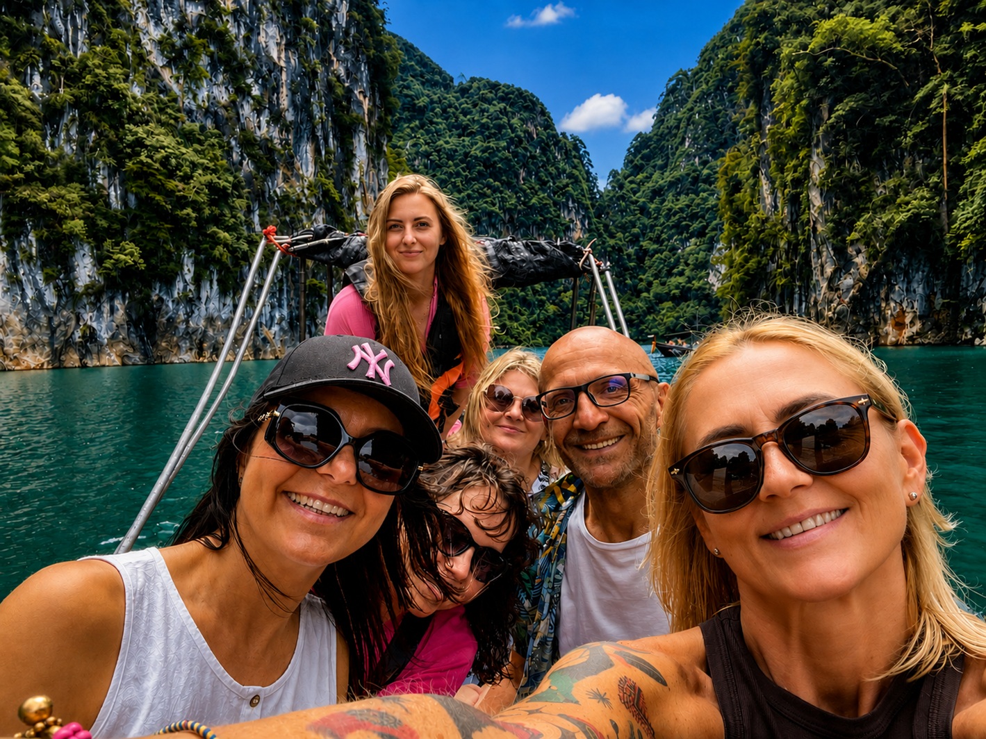Przedstawiciel Just Travel z klientkami podczas rejsu po jeziorze Cheow Lan w Khao Sok w Tajlandii